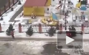 В Ставрополе засняли на видео страшный ураган, который смёл в кювет 14 автомобилей и уволакивал пассажиров