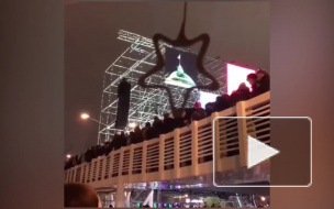 Видео: в парке Горького обрушился пешеходный мост