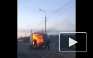Видео очевидцев: огонь в полыхающем грузовике заперли на замок