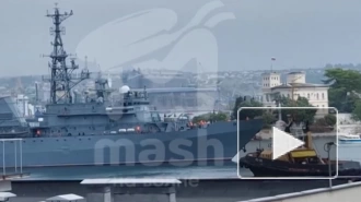 Появились кадры захода в бухту атакованного беспилотниками корабля "Иван Хурс"