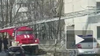 В Артеме девушка вышла погулять в окно, но ее насильно спасли