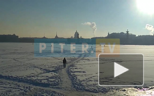 Видео: петербуржцы разгуливают по льду в ноль градусов