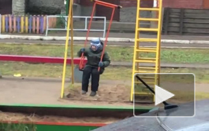Видео: в Сыктывкаре смелый ребенок раскачивался на полуразваленной качели