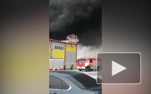 В Липецке горит склад строительных материалов