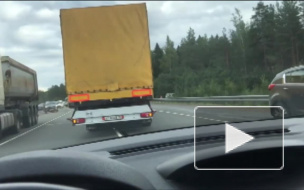 На трассе Скандинавия ДТП: столкнулись красная и черная иномарки 