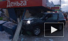 Видео из Мурманска: Внедорожник на полном ходу врезался в остановку с людьми