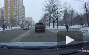 Обычные пешеходы.