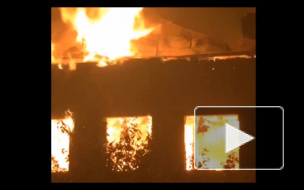 Появилось видео пожара в Саратове, начавшегося из-за возгорания одежды старушки