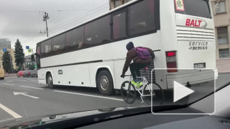 Петербургский подросток на велосипеде "прицепился" к автобусу. Видео