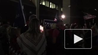 Толпа протестующих собралась у избирательного участка в Аризоне