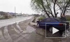Жуткое видео из Украины: легковушка протаранила бордюр и лишилась капота