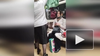 В Сети опубликовали видео, на котором петербурженка сушит белье в вагоне метро