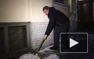 Вице-губернатор Петербурга Игорь Албин вышел на улицу собственноручно убирать снег