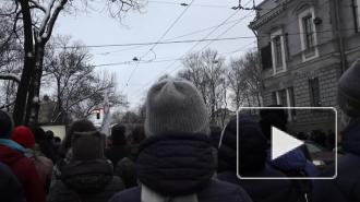 Видео: колонна протестующих движется по Петербургу