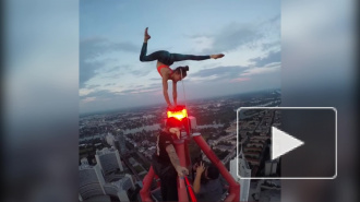 Видео: австрийская гимнастка сделала стойку на руках на шпиле 200-метровой башни в Вене 