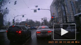 Трамвай врезался в иномарку на пересечении Савушкина и Липовой аллеи