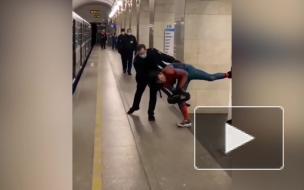 Видео: сотрудники петербургского метрополитена ловили "Человека-паука"