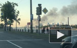 Столб дыма от горящих покрышек на Дальневосточном виден всему Петербургу