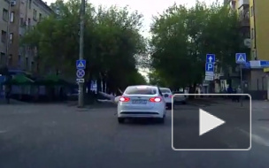 Жесткое видео из Калуги: легковушка сбила женщину на самокате