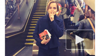 Эмма Уотсон признана "Женщиной года", и теперь раздаёт книги в метро