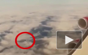 Пассажир самолета снял на видео НЛО