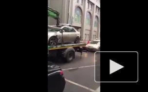 В Москве эвакуатор повредил автомобиль на платформе (видео)