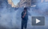 В Париже протестующие забросали полицейских бутылками и петардами