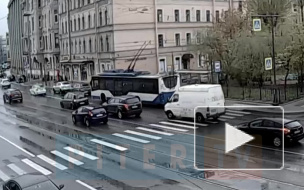 Столкнувшиеся иномарки заблокировали трамваи на проспекте Добролюбова