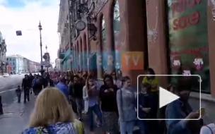 Петербуржцы снова встали в очередь у магазина Zara на Невском