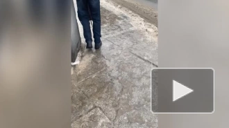 Ледяной дождь превратил улицы Петербурга в каток