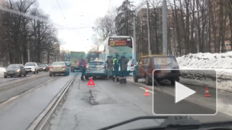 Легковушка врезалась в автобус на 2-ом Муринском проспекте