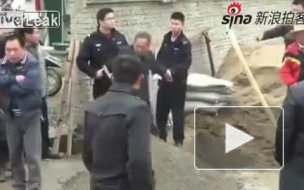 Убийство китайского полицейского мотыгой попало на видео