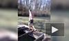 Вирусный ролик: мужчина пытался поплавать в заросшем пруду