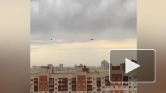 На юго-западе Петербурга в небе заметили два военных вертолета 