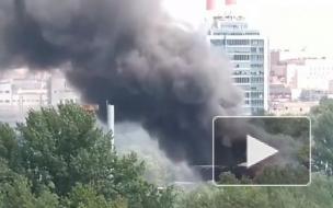 В Москве загорелся склад с автомобилями 