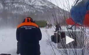 В Якутии колонна грузовиков застряла в снегу в 50-градусный мороз