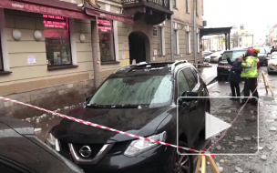 Петербургские коммунальщики сосулей разбили новенький паркетник 