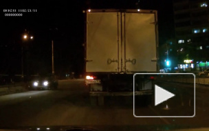 Маршрутка уходит от удара.