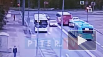 На мосту Кораблестроителей столкнулись "Вольво" и "БМВ"