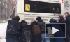 В Петербурге застрявший в сугробе автобус толкали опаздывающие школьники