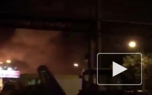 Пожарные тушили склады на Глухоозерском более часа