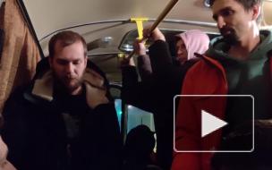 Задержанных на митингах 31 января уже более девяти часов держат в автобусе возле ИВС