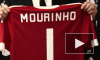 Радостный Моуринью примерил футболку "Манчестер Юнайтед"