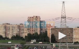 Видео: в многоэтажке на Десантников мужчина решил на балконе пожарить шашлык