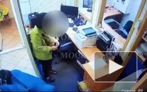 Мужчина с пистолетом напал на сотрудницу банка в Москве