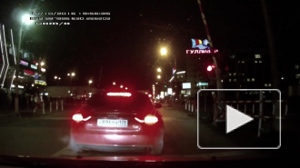 В Петербурге торопливый водитель получил шлагбаумом по крыше (видео)