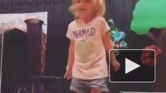 Прелестная малышка прославилась в Сети благодаря песенке про алфавит