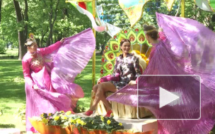 В Михайловском саду мастера икебаны делали из цветов ковры и одежду