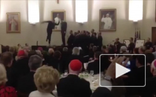 Танцующие священники на видео устроили соревнование