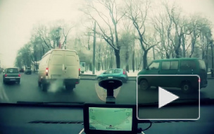 У станции метро "Улица Дыбенко" собиралась пробка из-за аварии автомобиля Opel и крана